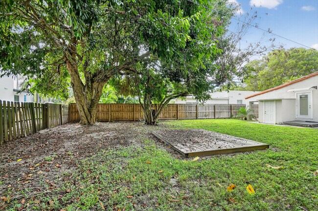 Building Photo - 2817 Poinsettia Ave