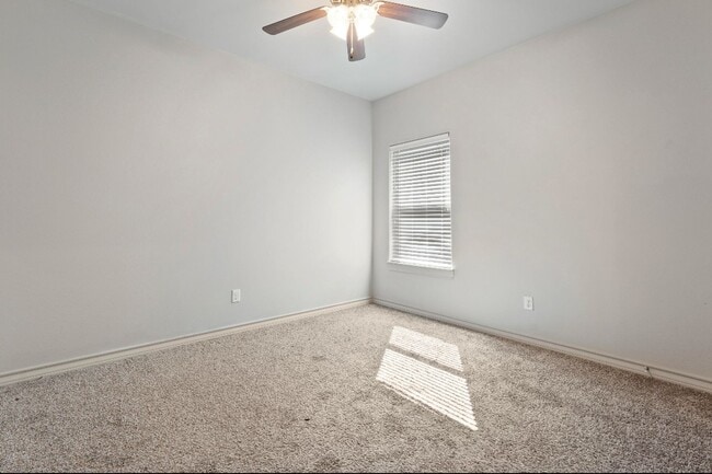 Building Photo - 4 bed 2 bath in North Pointe now available