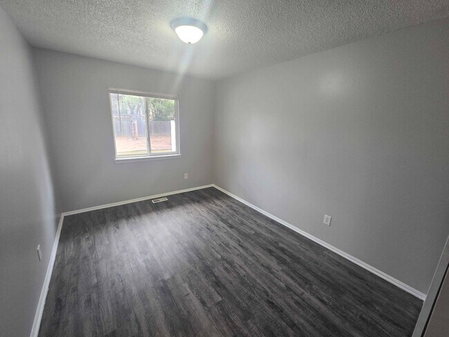 Building Photo - 321 S Murray Blvd
