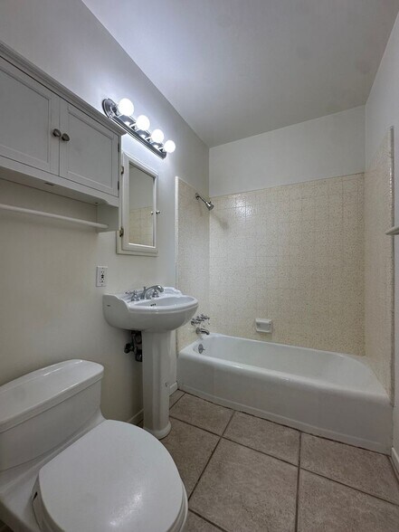 Building Photo - Rare Sherman Oaks Lease | 4beds + 3baths + Large Office in a tree lined street with a large yard,...