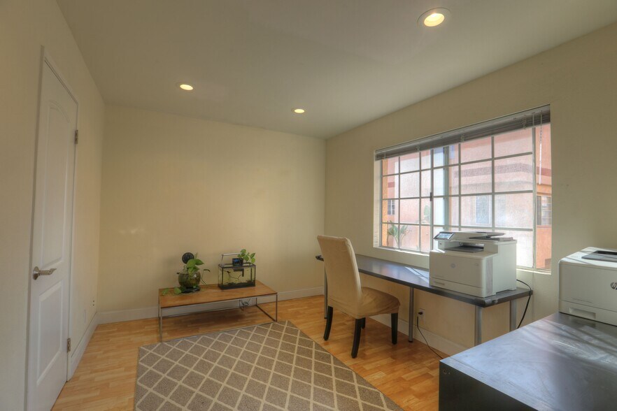 Building Photo - 3101 Plaza del Amo