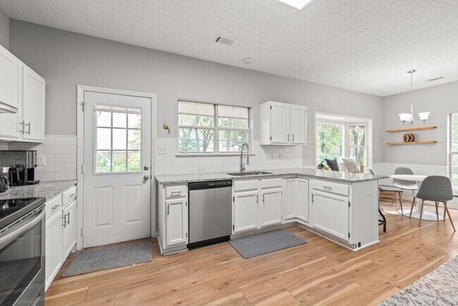 Building Photo - Beautifully Remodeled 4BR Ranch in Matthews