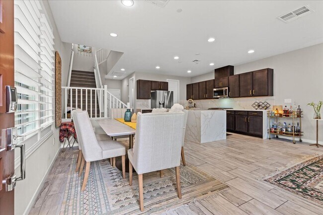 Building Photo - Luxurious, Modern, Completely Renovated 3 ...