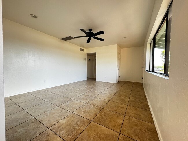 Building Photo - Eastside (Broadway and Wilmot) 3 bedroom, ...