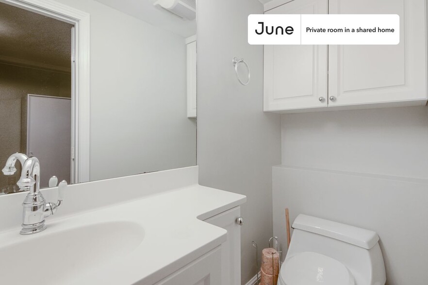 Building Photo - Private bedroom in 2 bed/1.5 bath Home