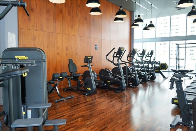 Building Photo - 1300 Brickell Bay Dr