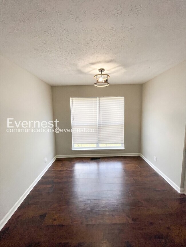Building Photo - 3 Bed, 2 Bath Home with Off-Street Parking / Pet-Friendly / Available Now!