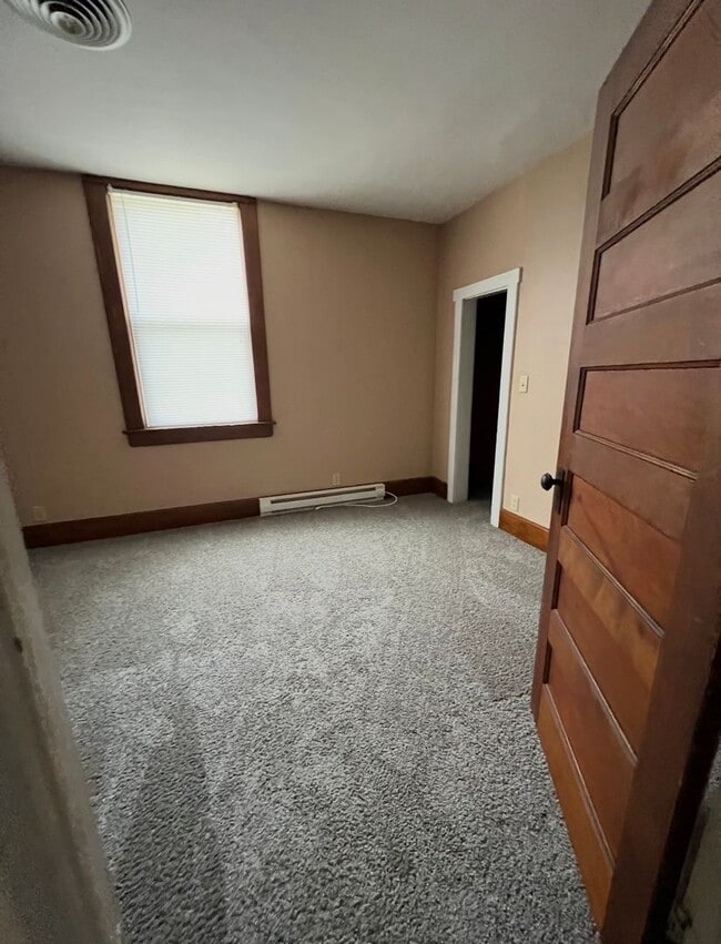 Building Photo - Spacious 5 Bedroom, 2 Bath available for the 2026 - 2027 school year - **The price is for whole u...