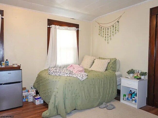 Building Photo - 148 8th St