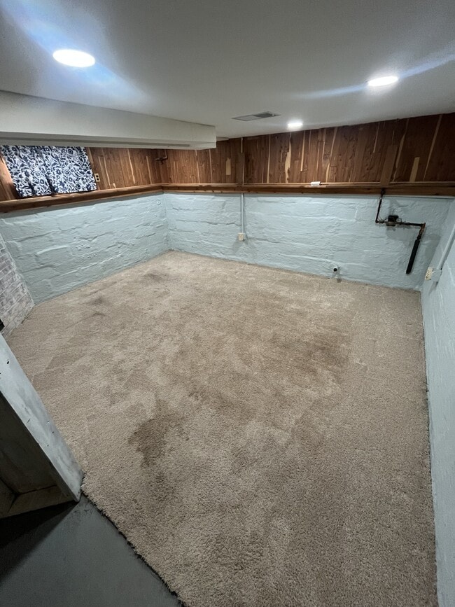 Building Photo - 1209 Elm Ave