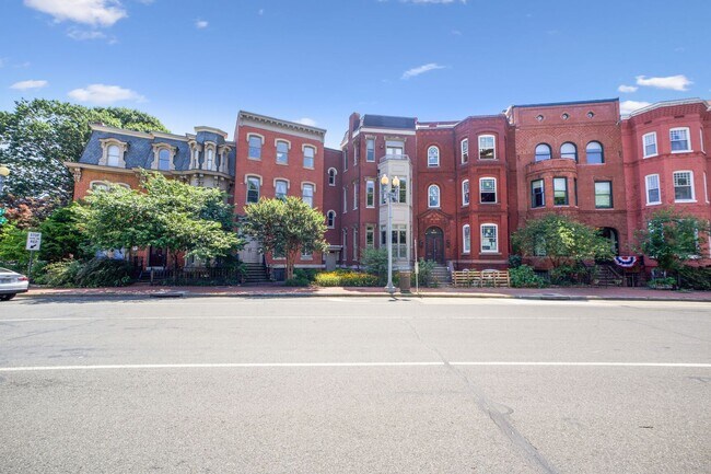 Primary Photo - Available Now! 2 Bed/2 Bath With Parking I...