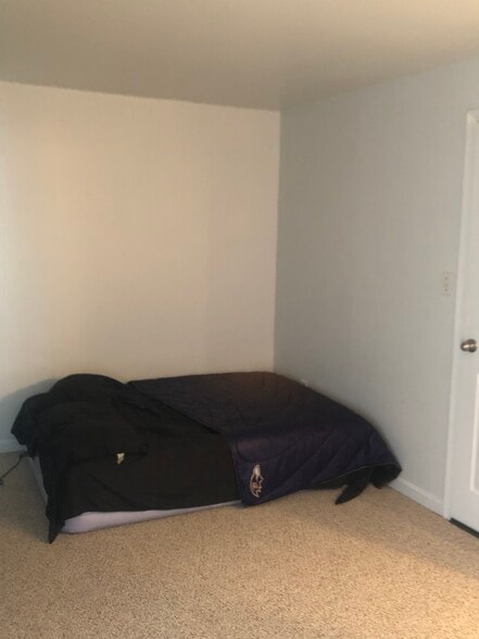 Building Photo - 911 S Charles St