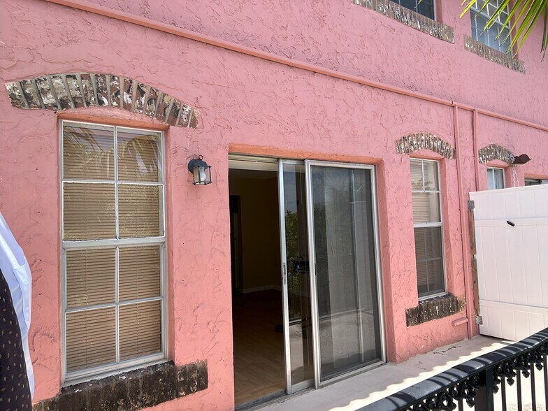 Building Photo - 670 Tennis Club Dr