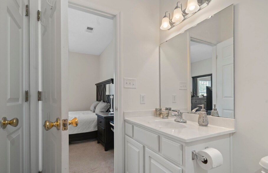 Master Bathroom - 2090 Cross Gate Blvd