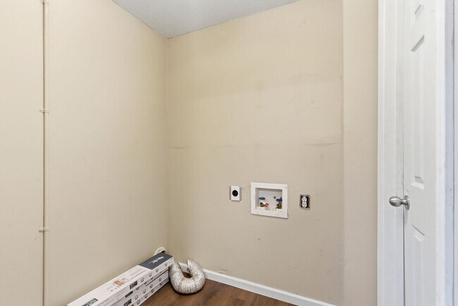 Building Photo - 3 Bedroom | 2 Bathroom | Nixa MO| Fenced Back Yard! | Nixa Schools!