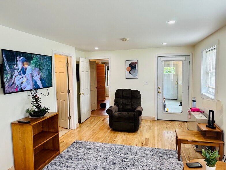 Building Photo - 611 S Main St