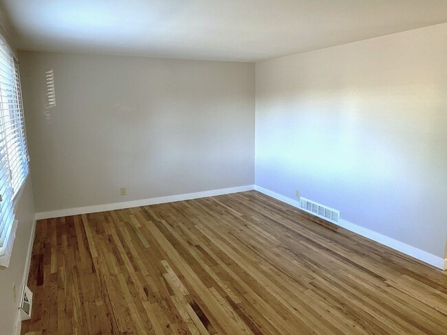 Building Photo - Charming 3-Bedroom Oasis with Expansive Yard and Driveway!