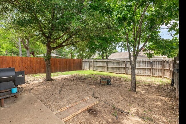 Building Photo - 1515 Bluefield Ct