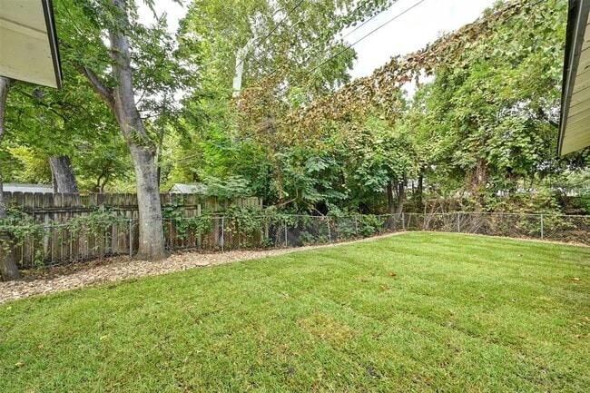 Building Photo - 2200 Rountree Dr