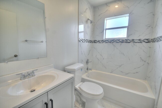 Building Photo - 137 Normandy Ln