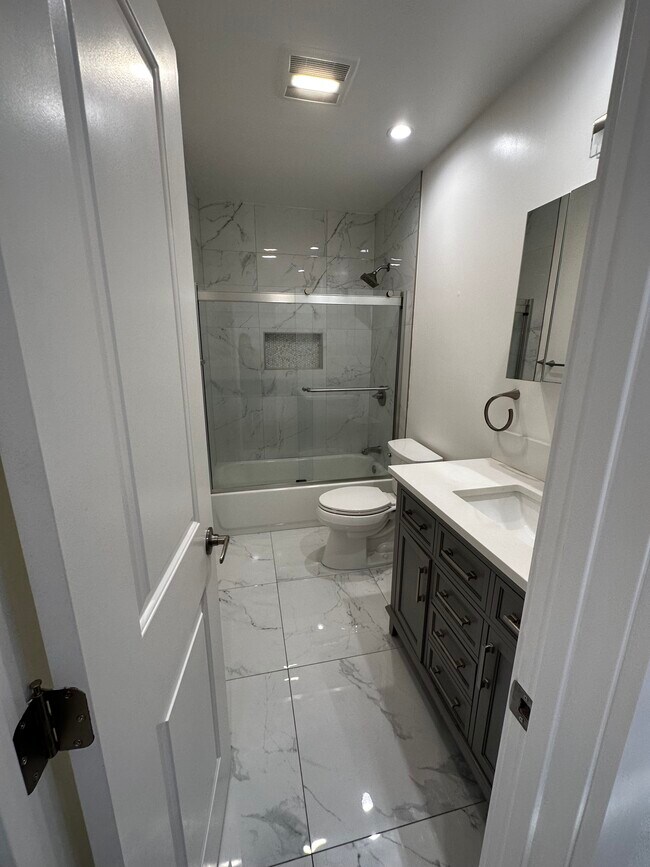 Bathroom 2 - 824 Glenway Dr