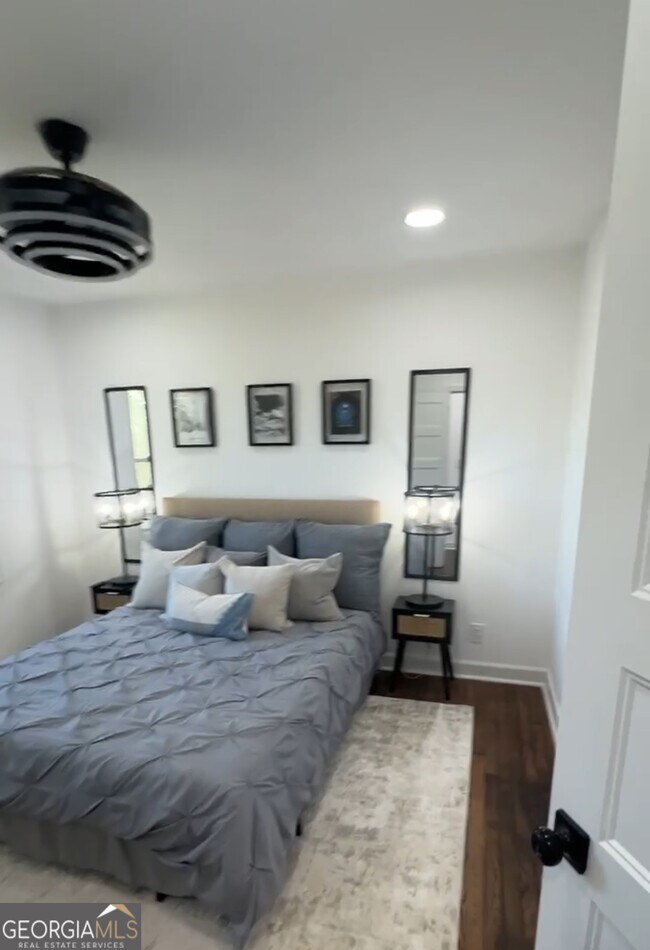 Building Photo - 2724 Larkspur Dr SE