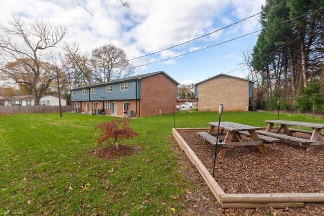 Building Photo - Townhomes at Humboldt Place- Fully renovated and move in ready 2 bedroom unit!