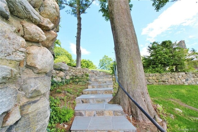 Building Photo - 598 N Lake Blvd