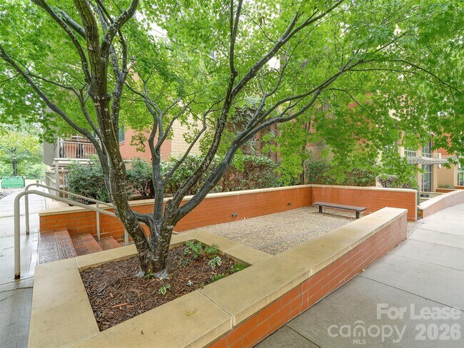 Building Photo - 701 Royal Ct
