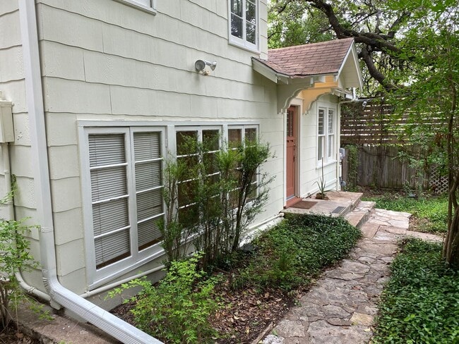 Building Photo - Classic South Austin