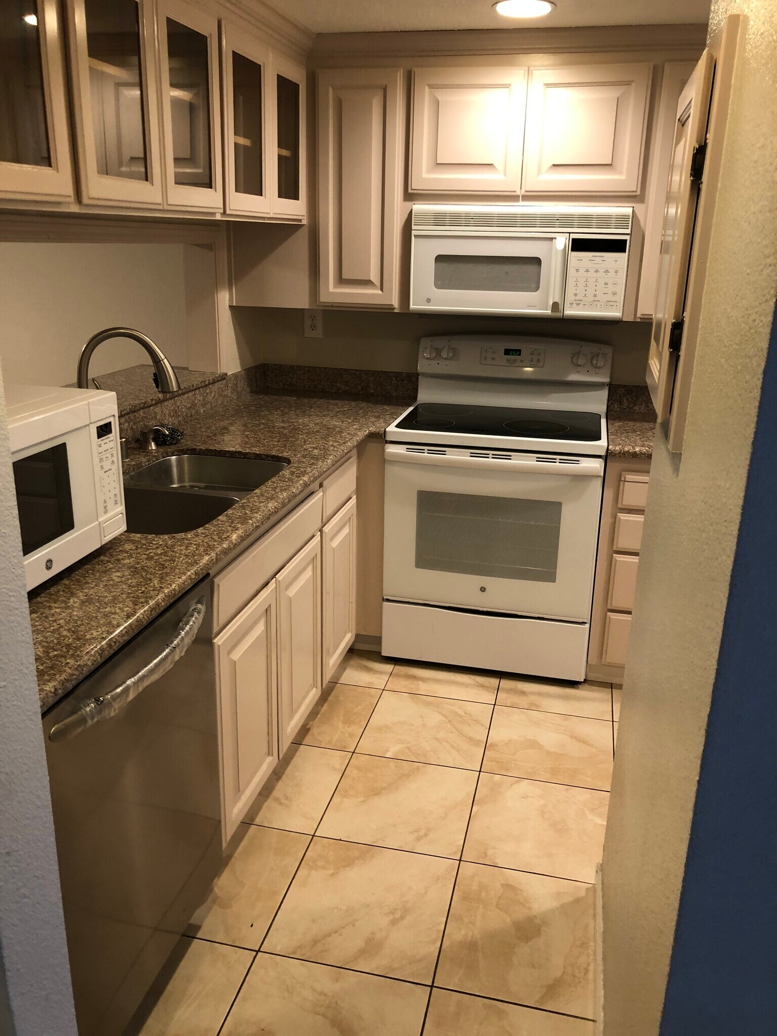 Kitchen - 24352 Dover Ln