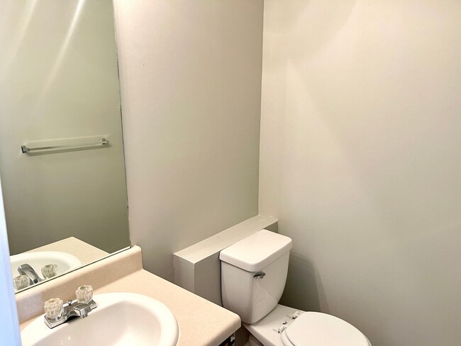 Building Photo - Welcome to this charming 2 bedroom, 2.5 ba...