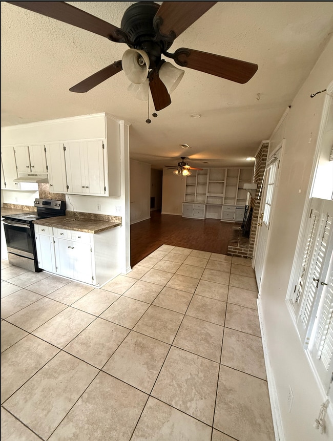 Building Photo - 3 bedroom 2 bath home located in quiet neighborhood