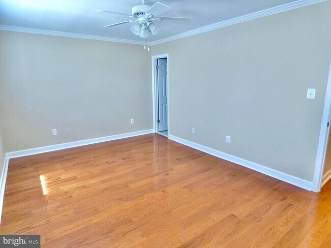 Building Photo - 416 Center St S