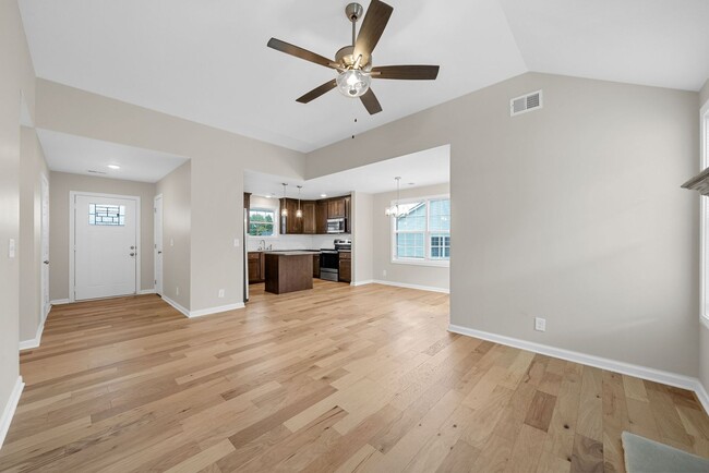Building Photo - Pet Friendly Three Bedroom!