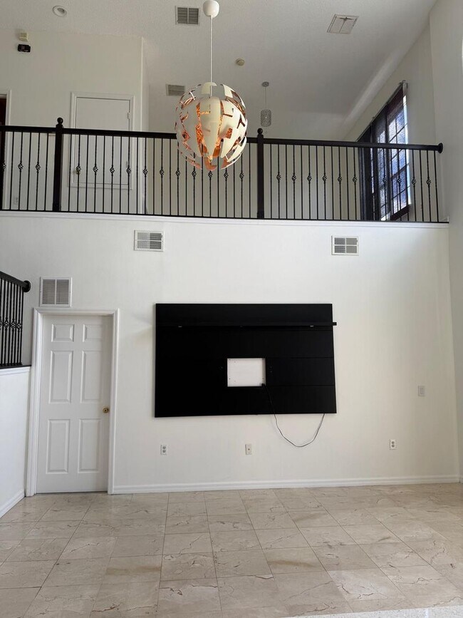 Building Photo - 5 bedroom, 3.5 bath Pool Home