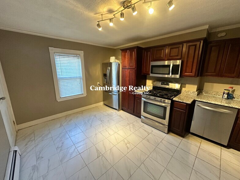 Building Photo - 20 Linden St