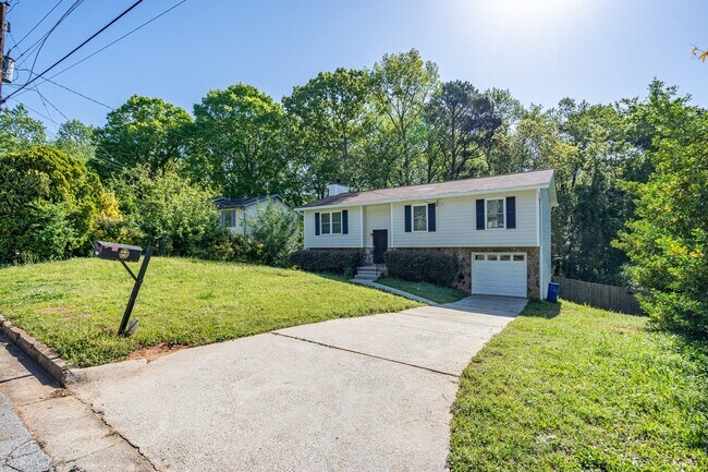 Building Photo - Stunningly renovated 4 bedroom 3 bathroom ...