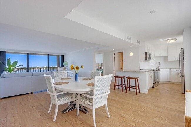 Building Photo - 130 Lakeshore Dr