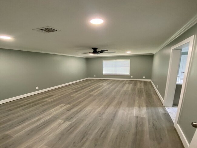 Building Photo - 12803 Cloverwood Dr