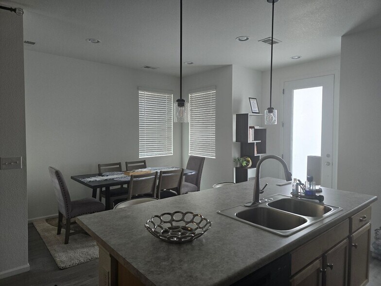 Building Photo - 1695 S Andes Way