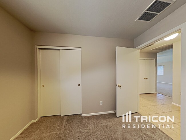 Building Photo - 25683 W St Kateri Dr