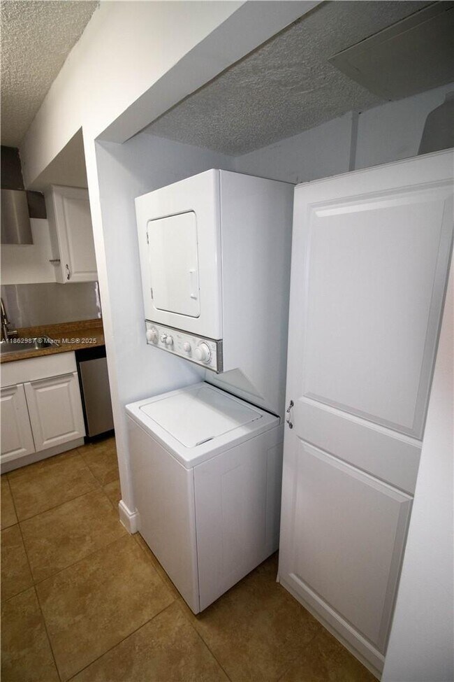 Building Photo - 917 Coral Club Dr