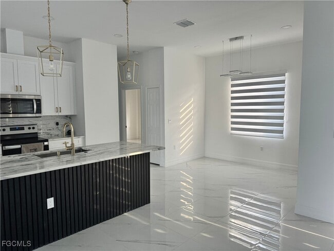 Building Photo - 1907 W 9th St