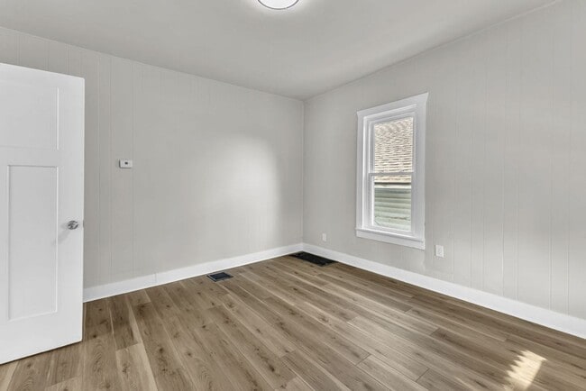 Building Photo - Bright & Updated 3-Bedroom Home Near Local Schools