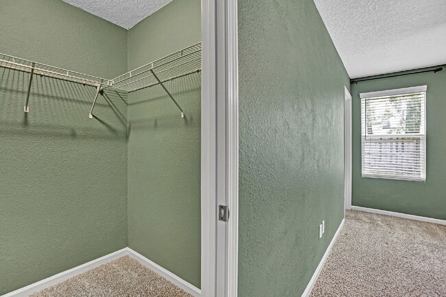 Building Photo - Like new 4 bedroom 2 bath home for rent.