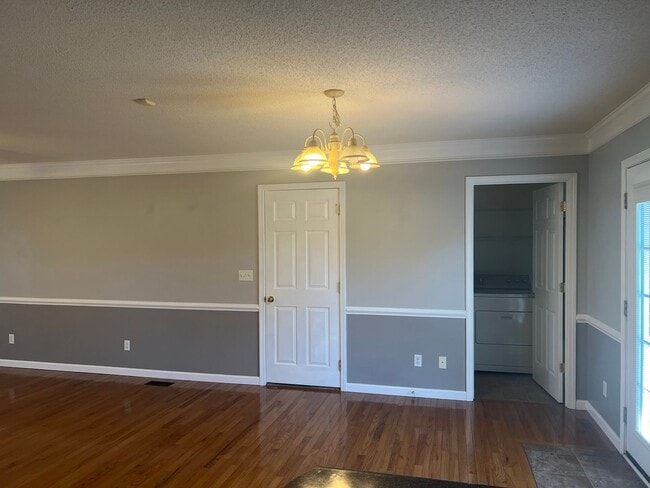 Building Photo - 3 Bedroom 3 Bathroom House with an Office.  Available Now!