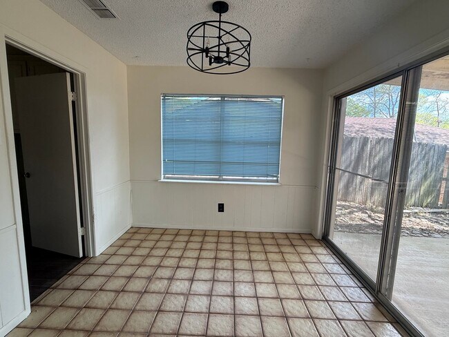 Building Photo - Large 3 Bedroom 2 Bath in PTISD