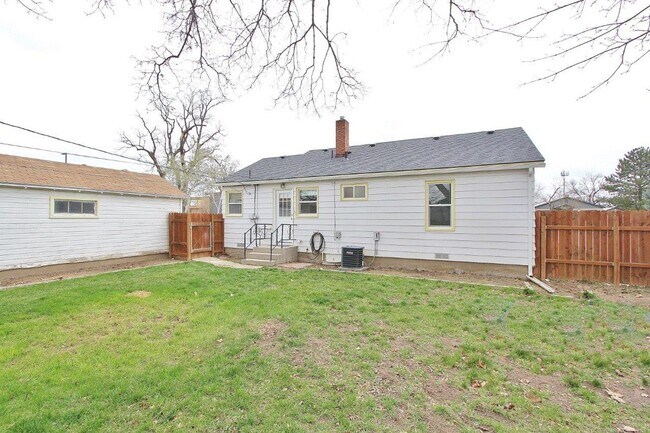 Building Photo - Charming Single-Level Home