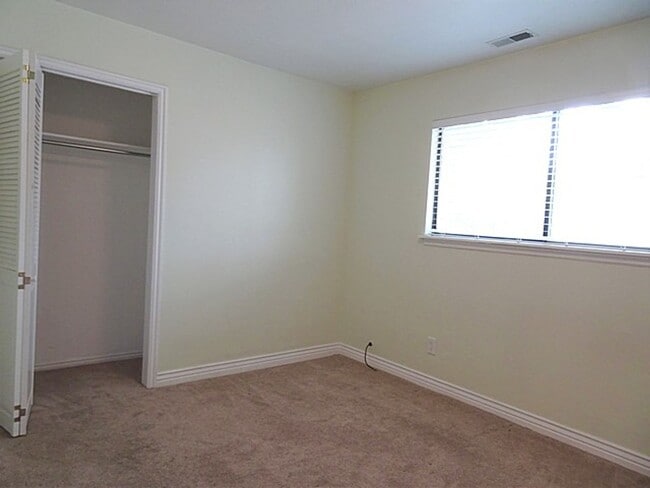 Building Photo - Great location on Cul-de-Sac